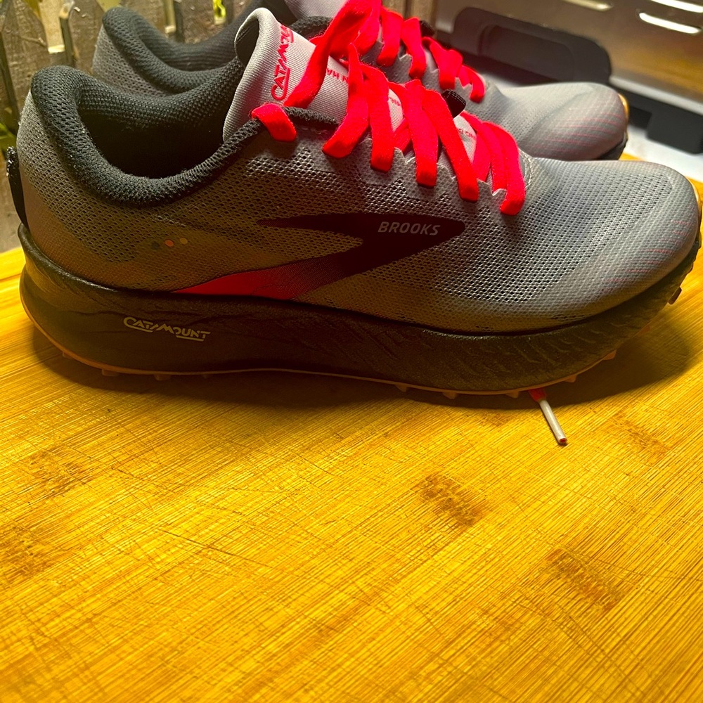 Very nice woman Brooks tennis shoe